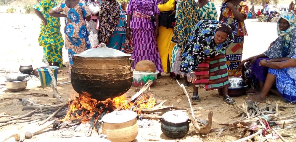 Un groupe de femmes africaines faisant la cuisine